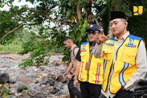 Di NTT, penanganan dilakukan setelah gempa bermagnitudo 7,7 mengguncang Flores pada 15 Agustus 2026. Saat turun ke Nagekeo, Dody meminta pemerintah daerah segera menyampaikan titik kerusakan agar tim teknis dan alat berat dapat bergerak lebih cepat.