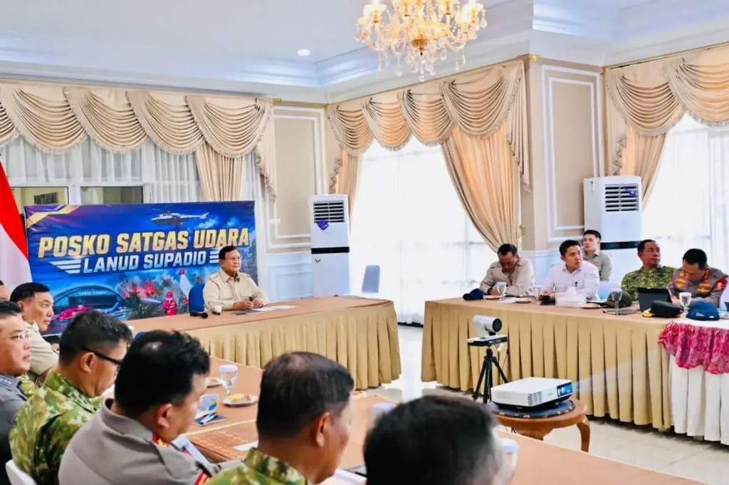 Setibanya di Kalimantan Barat, Kepala Negara langsung menggelar rapat terbatas bersama sejumlah menteri, pimpinan lembaga, serta jajaran pemerintah daerah untuk mendapatkan gambaran terkini mengenai situasi kebakaran hutan dan lahan (karhutla) di Kalimantan.