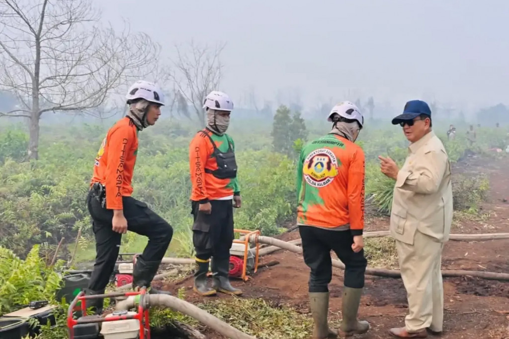 Usai memimpin rapat, Presiden Prabowo Subianto langsung bergerak menuju salah satu lokasi terdampak kebakaran di Desa Limbung.