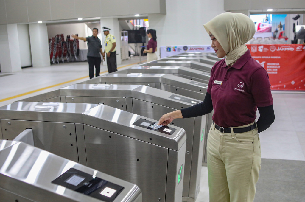 Jalur sepanjang 12,2 kilometer tersebut melintasi 11 stasiun pemberhentian dengan tarif tetap Rp5.000 per perjalanan. 