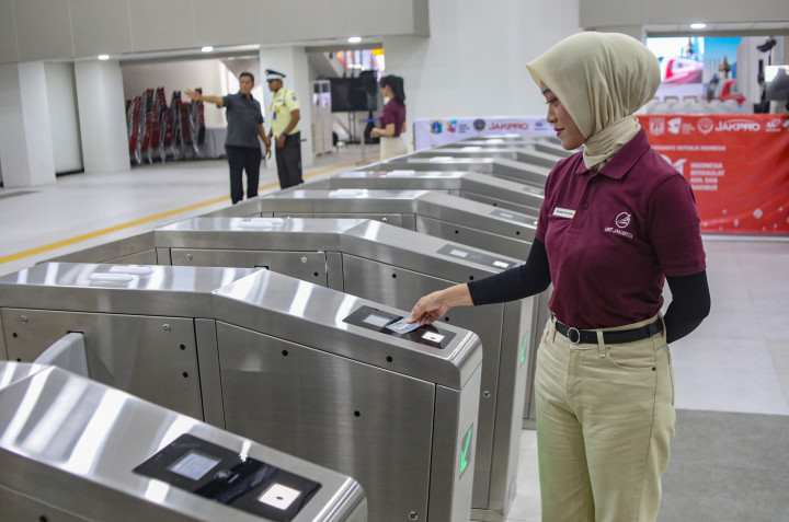 Jalur sepanjang 12,2 kilometer tersebut melintasi 11 stasiun pemberhentian dengan tarif tetap Rp5.000 per perjalanan. 