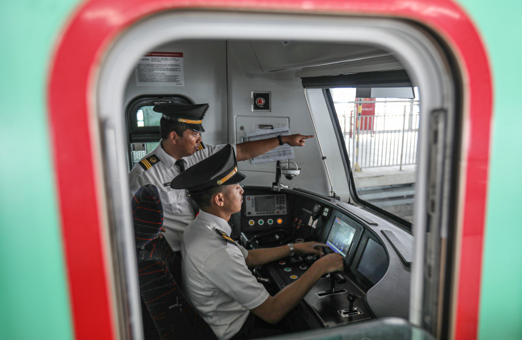 Jalur sepanjang 12,2 kilometer tersebut melintasi 11 stasiun pemberhentian dengan tarif tetap Rp5.000 per perjalanan.