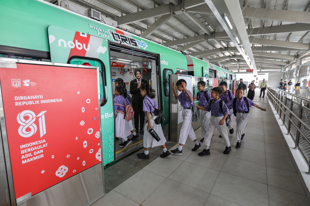 LRT Jakarta rute Kelapa Gading-Manggarai direncanakan mulai beroperasi pada 26 Agustus 2026. 