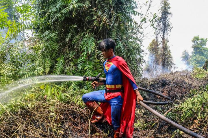 Kebakaran hutan dan lahan di wilayah Palangkaraya turut menyebabkan kabut asap yang berdampak terhadap jarak pandang dan kualitas udara.