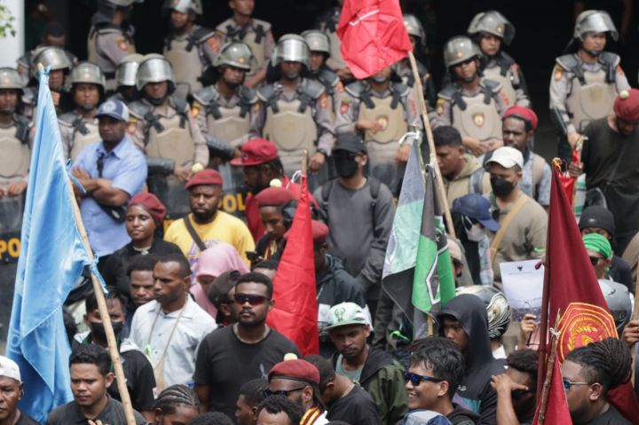 Masyarakat adat di Kabupaten Nabire, Papua Tengah, menegaskan penolakan terhadap segala bentuk provokasi yang dapat mendorong demonstrasi menjadi tindakan anarkis dan mengganggu keamanan masyarakat. Sikap tersebut menjadi bagian dari komitmen menjaga kondisi Papua tetap kondusif dengan mengedepankan persatuan, kedamaian, serta penyampaian aspirasi secara tertib dan bertanggung jawab.