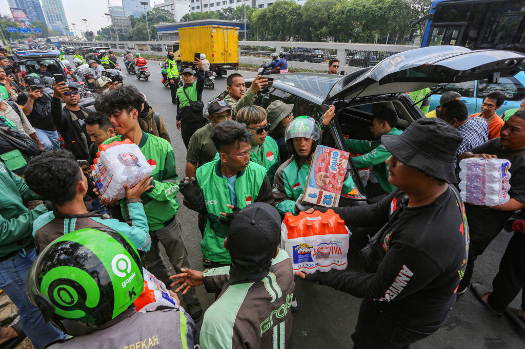 Bantuan logistik berupa makanan, air mineral, buah-buahan, dan obat-obatan terus berdatangan untuk memenuhi kebutuhan peserta aksi yang akan digelar pada Kamis, 27 Agustus 2026.