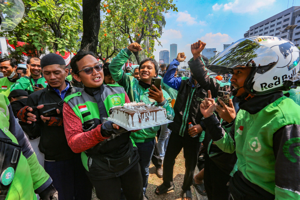 Simpatisan menyerahkan bantuan kepada massa Aliansi Masyarakat Pati Bersatu (AMPB) untuk mendukung aksi damai di depan Gedung DPR RI, Jakarta, Rabu, 26 Agustus 2026.