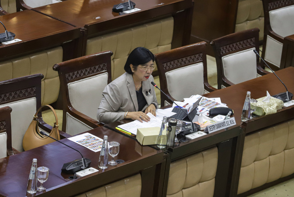 Calon Gubernur Bank Indonesia (BI) Destry Damayanti bersiap menyampaikan paparan saat mengikuti uji kelayakan dan kepatutan (fit and proper test) bersama Komisi XI DPR di Kompleks Parlemen, Senayan, Jakarta, Rabu, 26 Agustus 2026.