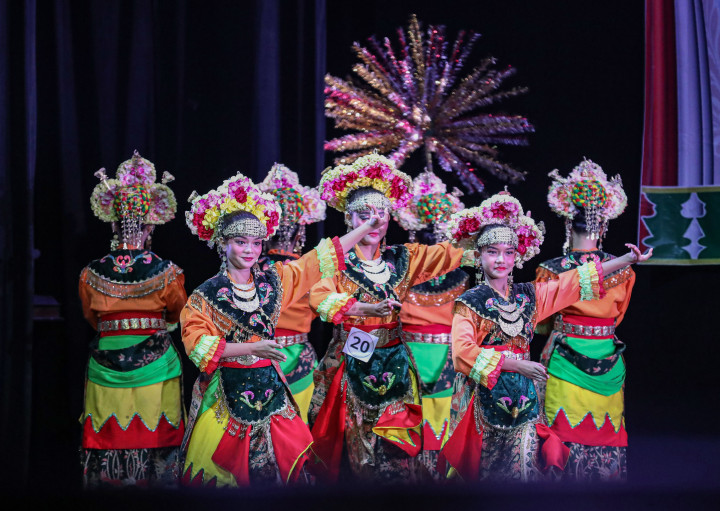 Kelompok peserta membawakan tarian saat mengikuti Festival Lomba Tari Kreasi Betawi di Gedung Kesenian Jakarta (GKJ), Pasar Baru, Jakarta, Kamis, 27 Agustus 2026. 