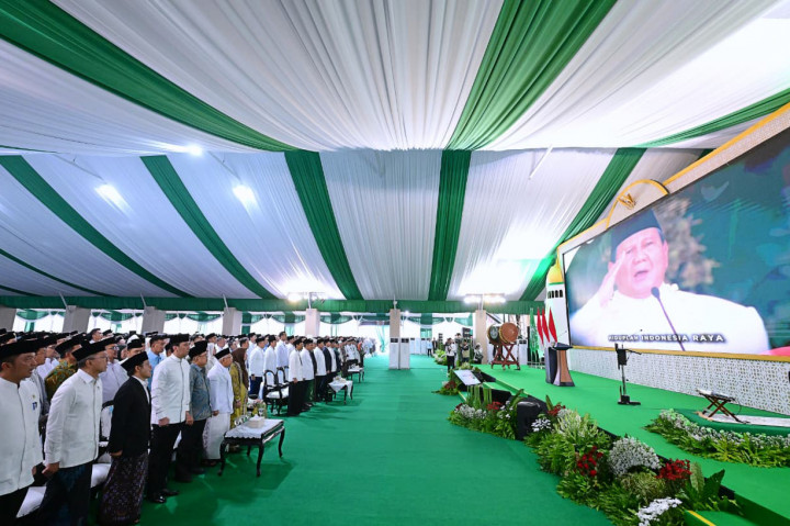 Setibanya di tempat acara, Presiden Prabowo disambut oleh jajaran pengurus Nahdlatul Ulama serta para peserta muktamar. Rangkaian pembukaan kemudian diawali dengan menyanyikan lagu kebangsaan Indonesia Raya dan dilanjutkan dengan lagu Syubbanul Wathon.