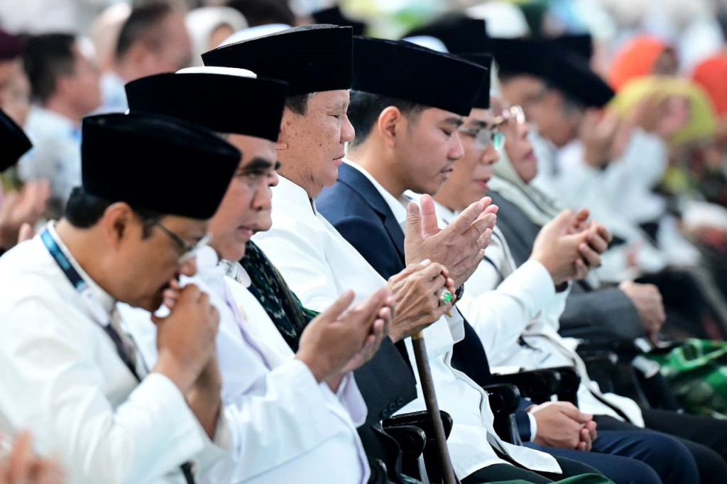 Pengasuh Pondok Pesantren Bahrul Ulum, K.H. Hasib Wahab Chasbullah, kemudian memimpin doa mengawali rangkaian Muktamar ke-35 NU.