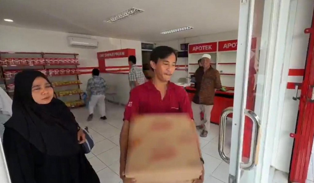 Harga sejumlah komoditas yang dinilai lebih terjangkau menjadi salah satu daya tarik masyarakat untuk berbelanja. Lokasinya yang berada di Jalan Jakarta Garden City, Jakarta Timur, juga berada di kawasan yang dikelilingi perkantoran dan permukiman warga.