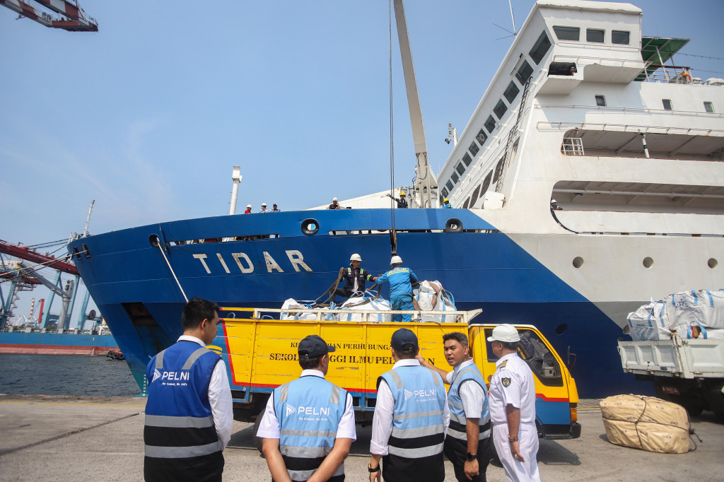 Petugas mengawasi pemuatan logistik bantuan bencana NTT ke atas kapal KM Tidar milik Pelni di Pelabuhan Tanjung Priok, Jakarta, Sabtu, 29 Agustus 2026. 