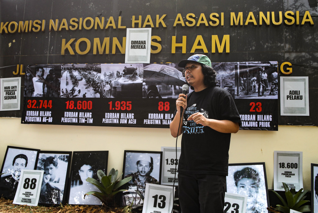 Koordinator Komisi untuk Orang Hilang dan Korban Tindak Kekerasan (KontraS) Dimas Bagus Arya berorasi saat menggelar aksi simbolik memperingati Hari Anti Penghilangan Paksa Sedunia 2026 di depan Kantor Komnas HAM, Jakarta, Senin, 31 Agustus 2026.