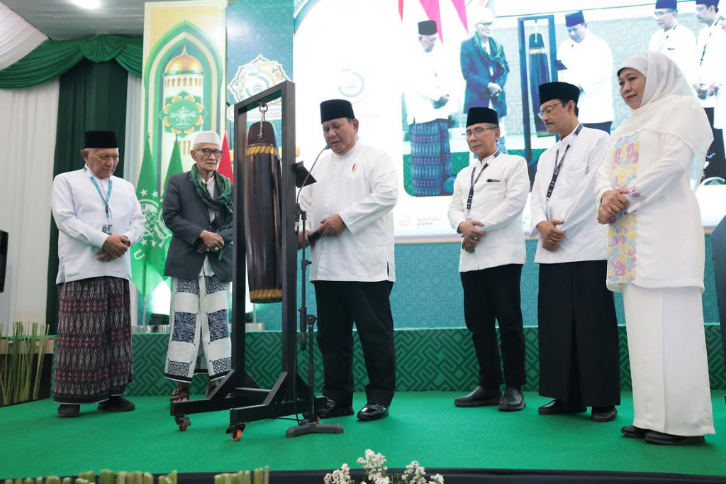 Penutupan Muktamar ke-35 NU ditandai dengan pemukulan kentongan oleh Presiden Prabowo sebagai simbol berakhirnya rangkaian Muktamar sekaligus harapan agar semangat guyub, rukun, dan pengabdian terus menjadi kekuatan dalam membangun Indonesia.
