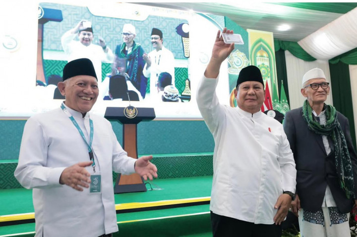 Dalam kesempatan itu pula Presiden diberikan Kartu Tanda Anggota (KTA) Nahdlatul Ulama yang diserahkan oleh Rais Amm PBNU.
