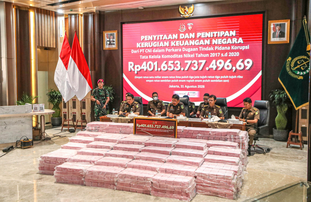 Direktur Penyidikan Jaksa Agung Muda Tindak Pidana Khusus (Jampidsus) Kejaksaan Agung, Saiful Bahri Siregar bersama jajaran memberikan keterangan pers dengan memperlihatkan barang bukti uang ratusan miliar rupiah di Kejaksaan Agung, Jakarta, Senin, 31 Agustus 2026.
