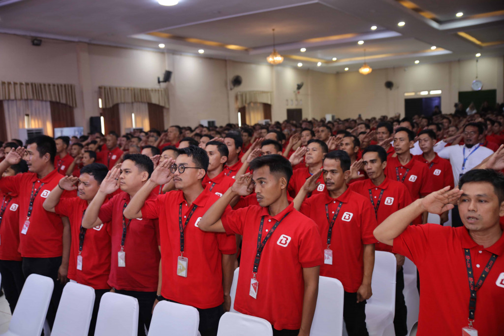 Penerapan keselamatan dilakukan melalui pemeriksaan kendaraan sebelum perjalanan, kepatuhan terhadap peraturan lalu lintas, serta penerapan prinsip defensive driving.