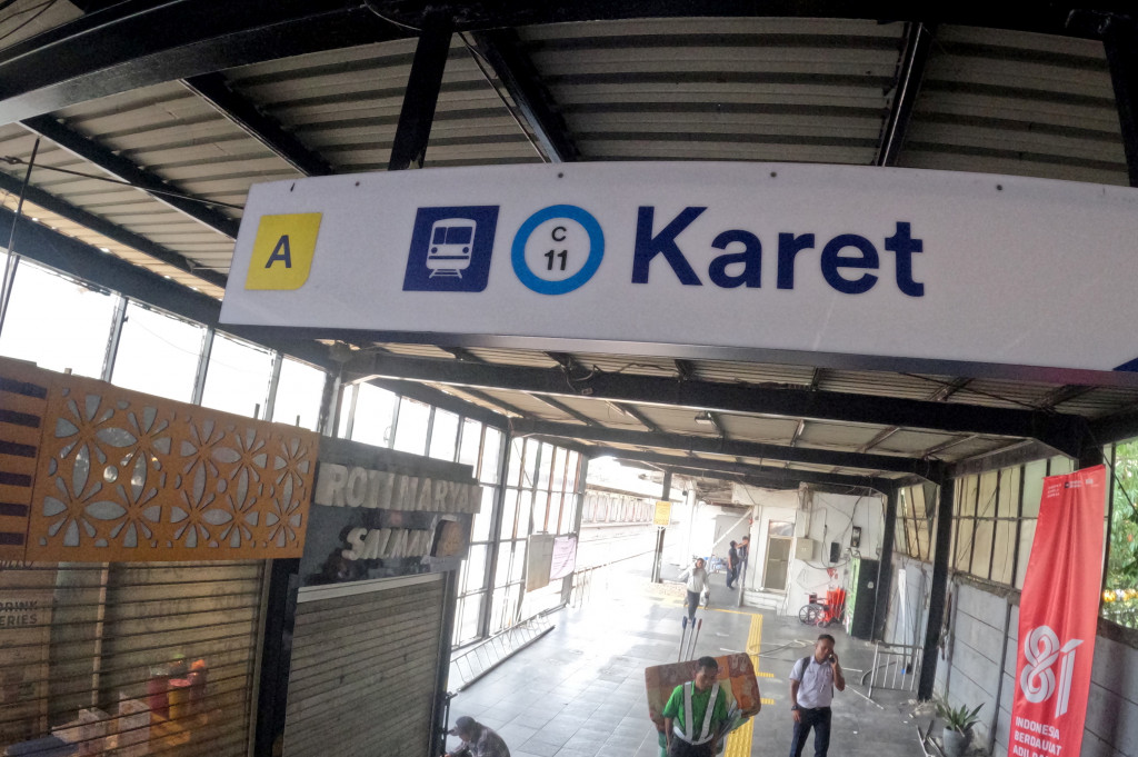 Stasiun Karet yang mulai beroperasi pada 1 Agustus 1922 tersebut resmi menghentikan pelayanan penumpang sebagai bagian dari integrasi dengan Stasiun Sudirman Baru atau BNI City. 