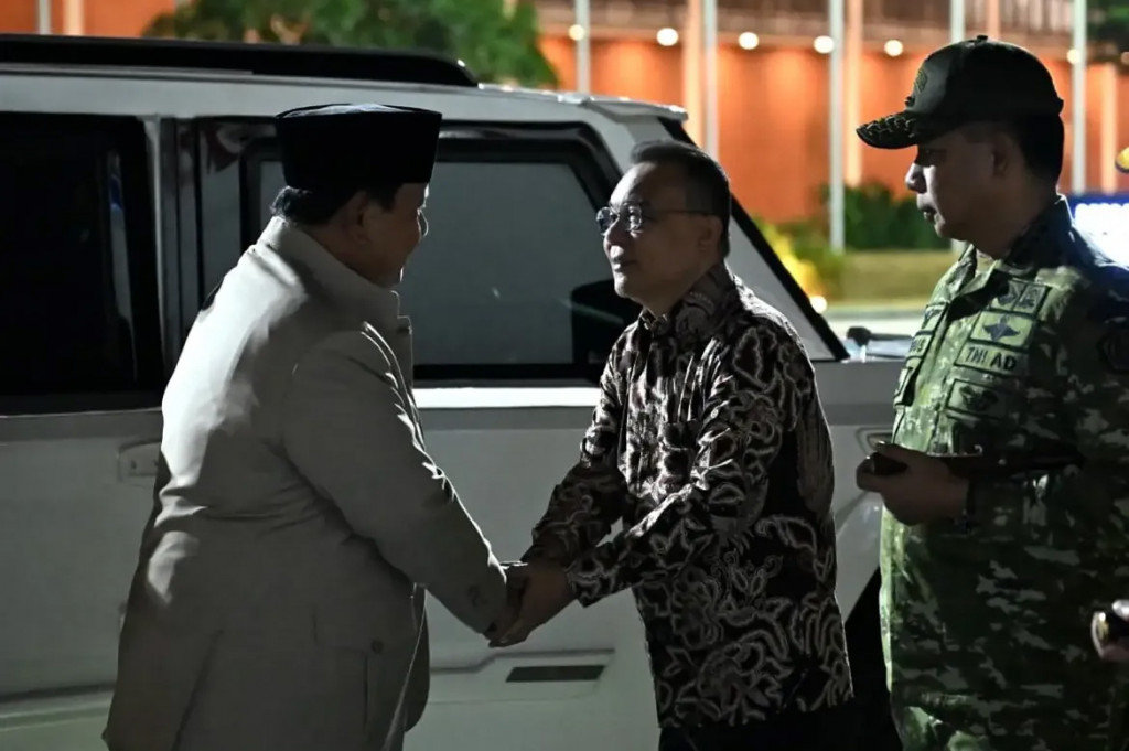 Kepala Negara bersama rombongan terbatas lepas landas dari Pangkalan TNI AU Halim Perdanakusuma, Jakarta, sekitar pukul 23.20 WIB.