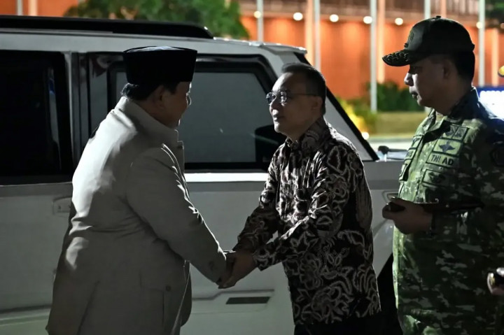 Kepala Negara bersama rombongan terbatas lepas landas dari Pangkalan TNI AU Halim Perdanakusuma, Jakarta, sekitar pukul 23.20 WIB.