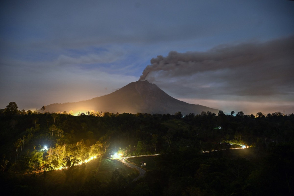 Gunung Sinabung mengeluarkan abu vulkanik disertai kepulan asap tebal yang terlihat dari Karo, Provinsi Sumatera Utara, pada Rabu, 2 September 2026.