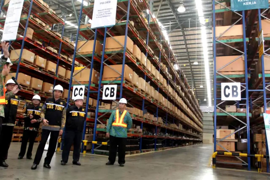 Kantor Wilayah Bea Cukai Jakarta mendorong pelaku usaha mengoptimalkan pemanfaatan Pusat Logistik Berikat (PLB) untuk mempercepat arus barang dari pelabuhan. Fasilitas tersebut dinilai dapat membantu mengurangi dwelling time dan menekan biaya logistik.