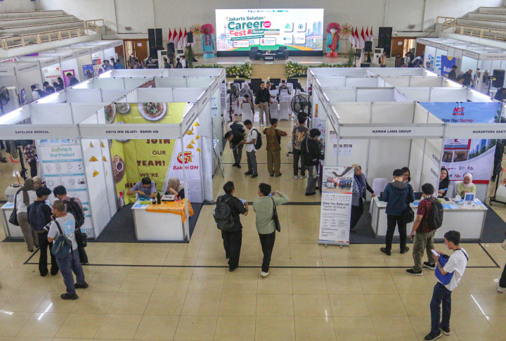 Para pencari kerja mencari informasi lowongan di salah satu stan perusahaan saat menghadiri pameran bursa kerja di Balai Prajurit Ragunan, Cilandak, Jakarta Selatan, Kamis, 3 September 2026. 