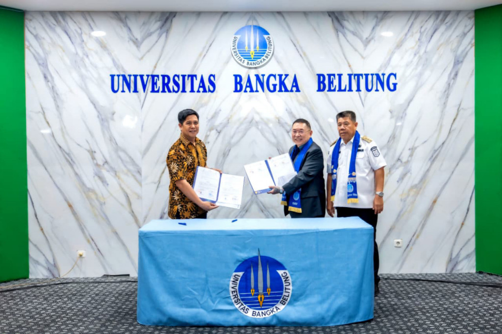Acara tersebut turut dihadiri Gubernur Kepulauan Bangka Belitung Hidayat Arsani dan jajaran Rektorat UBB.