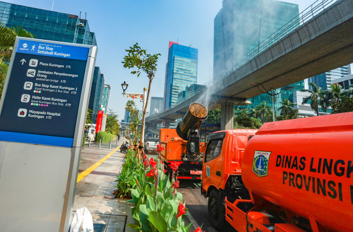 Petugas Dinas Lingkungan Hidup DKI Jakarta menyemprotkan kabut air (water mist) di Jalan Rasuna Said, Kuningan, Jakarta, Senin, 7 September 2026.