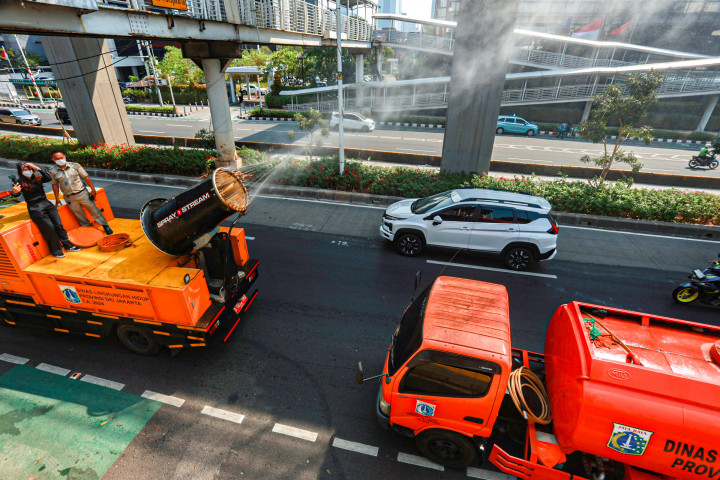 Pemerintah Provinsi DKI Jakarta melakukan penyemprotan kabut air di sejumlah ruas jalan di Ibu Kota.