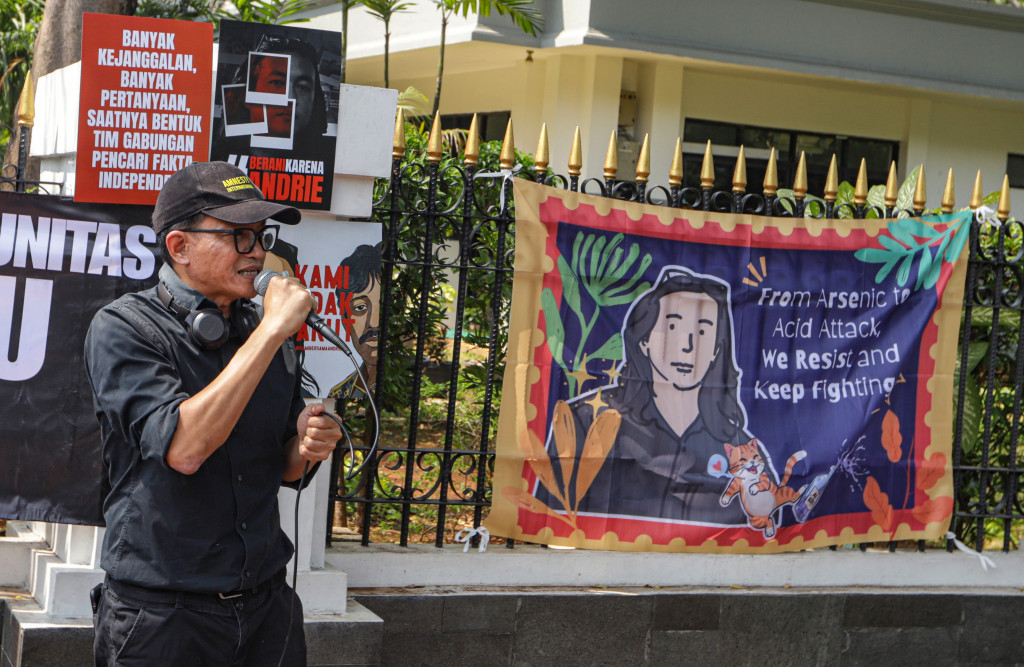 Aktivis demokrasi dan Koalisi Masyarakat Sipil menggelar aksi solidaritas untuk Andrie Yunus di depan Gedung Mahkamah Agung (MA), Jakarta, Senin, 7 September 2026. 