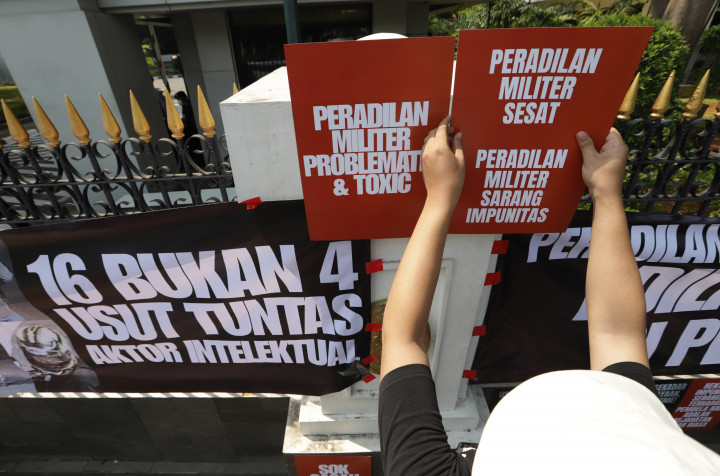 Aksi tersebut digelar merespons putusan banding yang meringankan hukuman terhadap empat anggota TNI yang terlibat penyiraman air keras terhadap Andrie Yunus. 