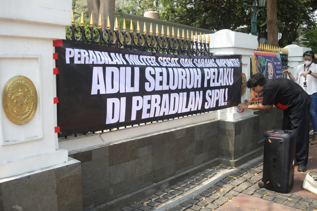 ​Koalisi masyarakat sipil menilai keringanan hukuman dapat memperkuat kesan impunitas dalam peradilan militer.