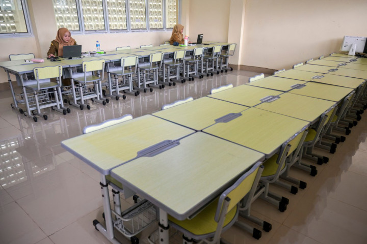 Guru sekolah menengah pertama menggelar pembelajaran secara daring di ruang kelas yang kosong setelah pemerintah daerah mewajibkan pembelajaran jarak jauh akibat kabut asap dari kebakaran hutan dan lahan di Pontianak, Kalimantan Barat, Senin, 7 September 2026.