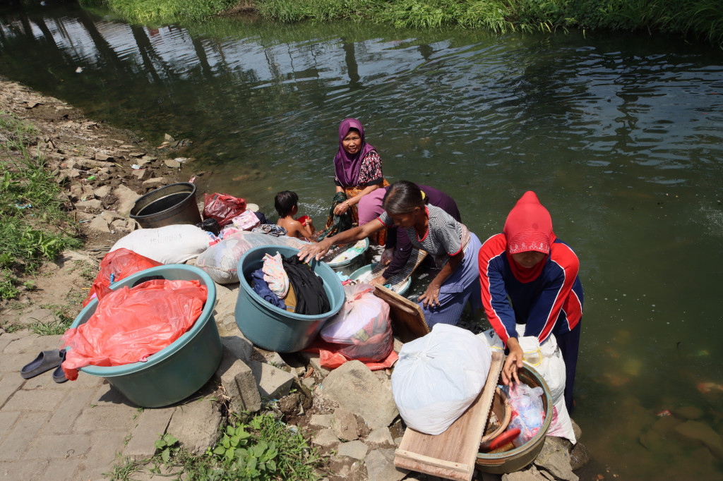 Aktivitas tersebut berlangsung di tengah musim kemarau yang menyebabkan debit sungai menyusut dan meningkatkan kebutuhan warga terhadap air bersih. 