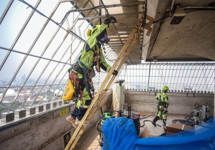 Pekerja menggunakan metode rope access (akses tali) melakukan perawatan dan pembersihan di salah satu sisi puncak Tugu Monumen Nasional (Monas) di Jakarta, Rabu, 9 September 2026. 
