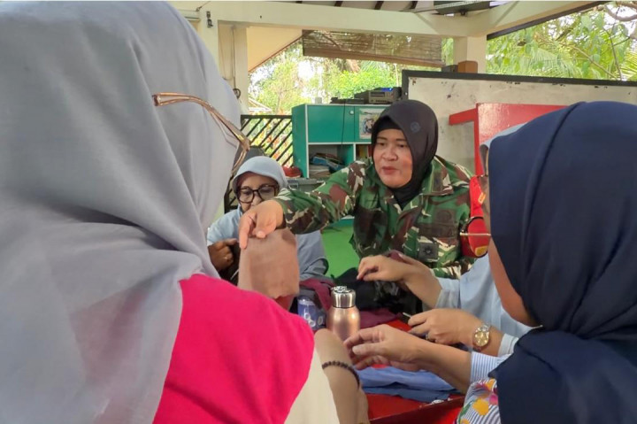 Proses pembuatan dilakukan di ruang serbaguna Sekretariat RW 08 Kelurahan Pesanggrahan menggunakan pola yang dibuat sendiri, kemudian dijahit dengan jarum dan benang.
