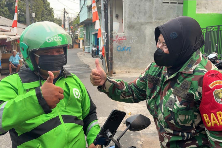 Sebaran abu vulkanik akibat erupsi Gunung Anak Krakatau mendorong warga dan aparat di sejumlah wilayah meningkatkan kewaspadaan terhadap kesehatan, terutama risiko gangguan pernapasan. 