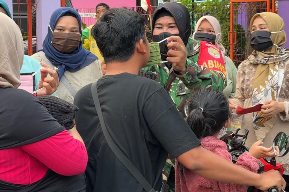 Pengendara sepeda motor menjadi salah satu kelompok yang menerima masker karena lebih banyak beraktivitas di ruang terbuka.