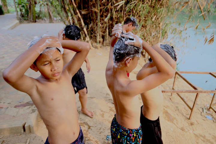 Anak-anak bermain dan berenang setelah mengikuti pembelajaran jarak jauh (PJJ) akibat paparan debu vulkanik Gunung Anak Krakatau. 
