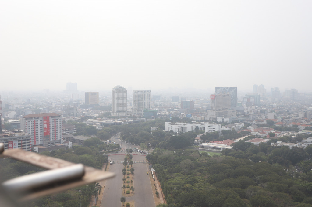 Berdasarkan data situs pemantau kualitas udara IQAir pada pukul 14.00 WIB, Indeks Kualitas Udara (Air Quality Index/AQI) di Jakarta mencapai angka 152.
