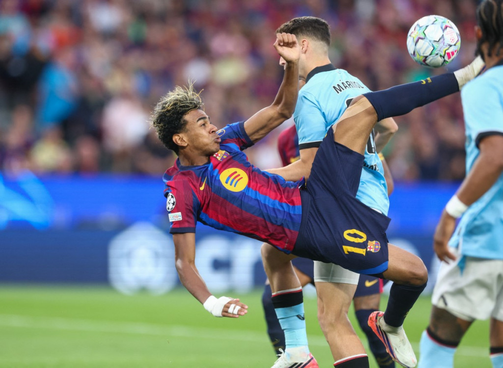 Barcelona kembali menambah keunggulan pada menit ke-78 melalui tendangan bebas Lamine Yamal.
