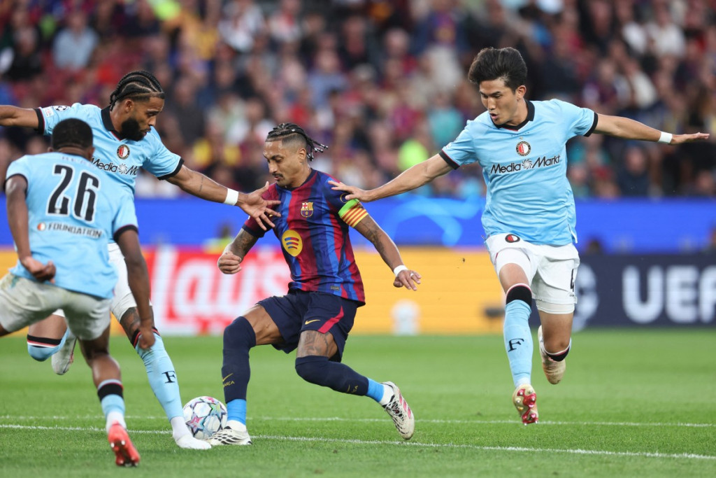 Raphinha menjadi bintang kemenangan Barcelona dengan mencetak dua gol. 