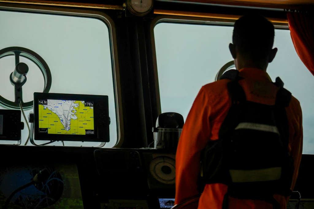 Tim Basarnas Lampung terus melakukan pencarian di perairan Selat Sunda untuk menemukan para penumpang speedboat tersebut