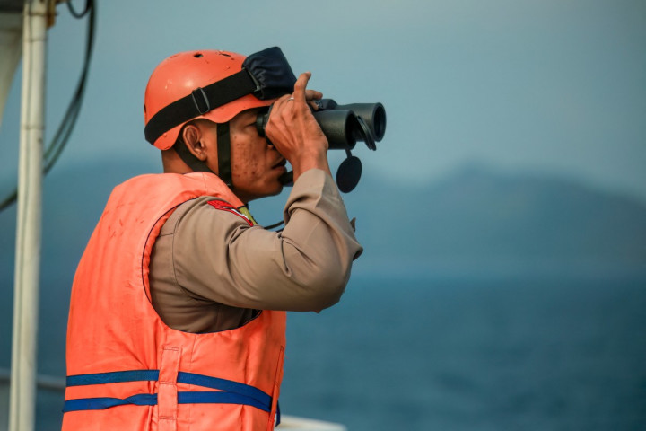 Speedboat tersebut membawa delapan orang, termasuk lima jurnalis yang ditugaskan untuk meliput erupsi Gunung Anak Krakatau.
