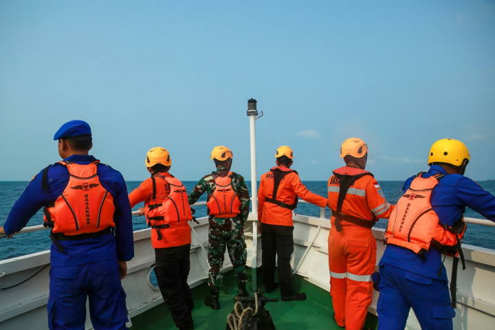 Tim Badan Nasional Pencarian dan Pertolongan (Basarnas) Lampung mengikuti hari ketiga operasi pencarian speedboat yang membawa delapan orang di perairan Selat Sunda, Kamis, 10 September 2026.