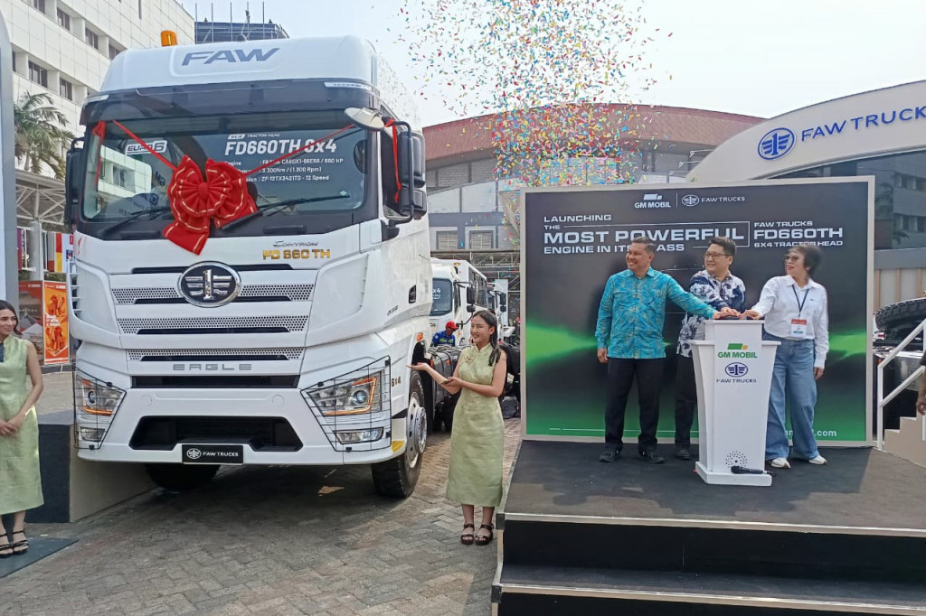 Sejumlah produsen dan pelaku industri alat berat memanfaatkan Mining Indonesia 2026 untuk memperkenalkan kendaraan dan teknologi yang menyasar kebutuhan sektor pertambangan dan logistik. Salah satunya PT Gaya Makmur Mobil (GM Mobil) yang membawa FAW FD660TH ke ajang tersebut.