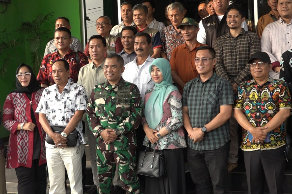 Kepala Desa Sukorahayu, Apria Sahdi, mengatakan pemerintah desa berupaya menjembatani kebutuhan warga dengan pihak pelaksana pembangunan. Menurut dia, salah satu hal yang menjadi perhatian adalah memastikan petani tetap memiliki akses menuju lahan.