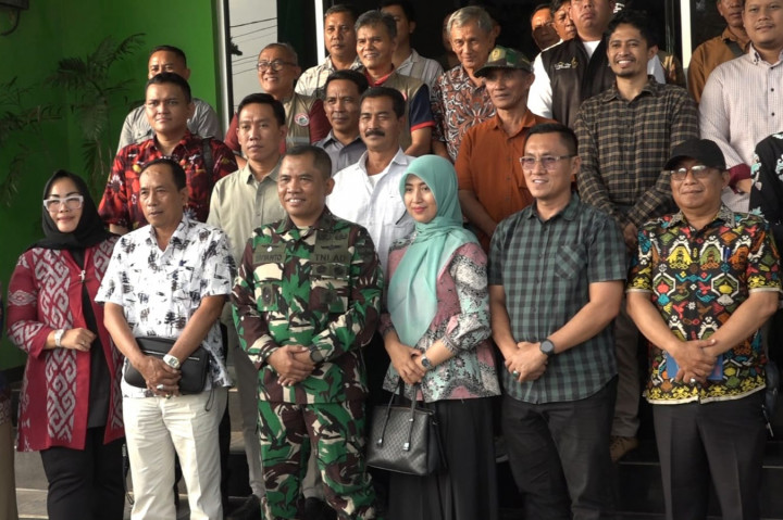 Kepala Desa Sukorahayu, Apria Sahdi, mengatakan pemerintah desa berupaya menjembatani kebutuhan warga dengan pihak pelaksana pembangunan. Menurut dia, salah satu hal yang menjadi perhatian adalah memastikan petani tetap memiliki akses menuju lahan.